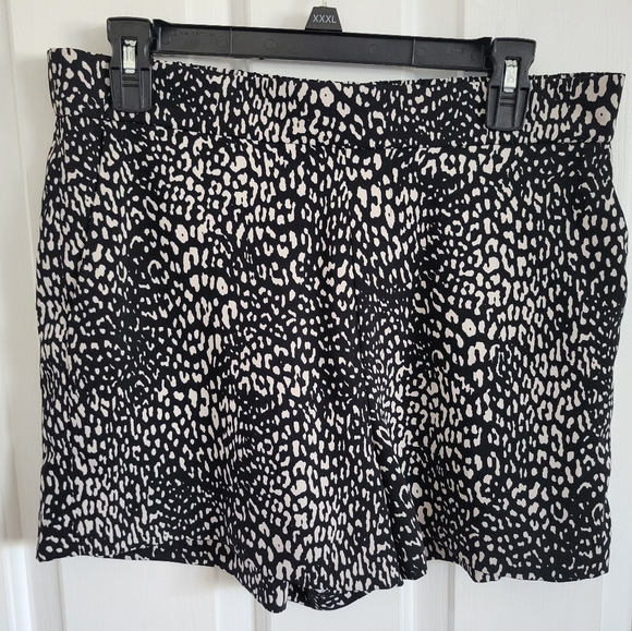 Calvin Klein Women’s Black White Animal Print Shorts Size Medium - Picture 1 of 4